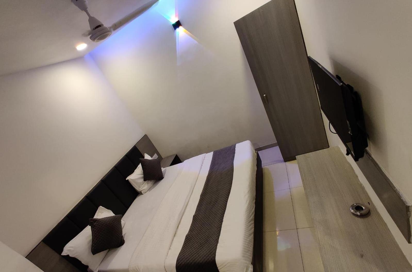 Hotel Selfie Inn Αχμπανταμπάντ Εξωτερικό φωτογραφία