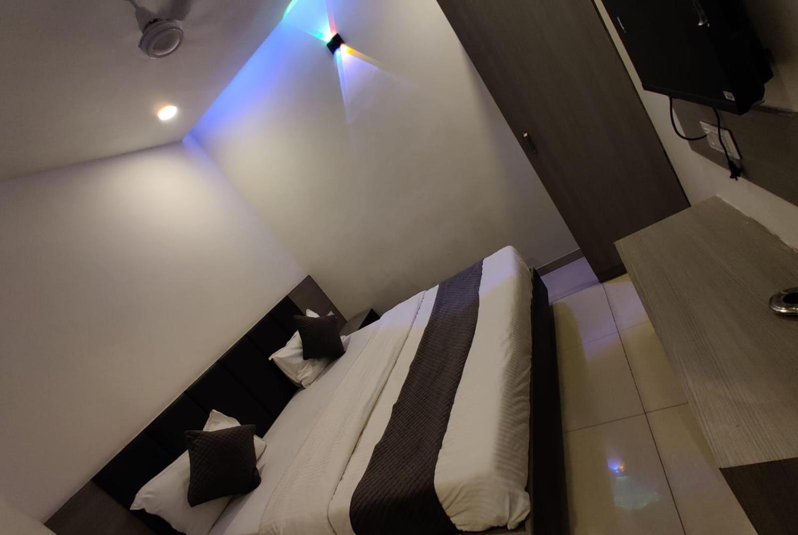 Hotel Selfie Inn Αχμπανταμπάντ Εξωτερικό φωτογραφία